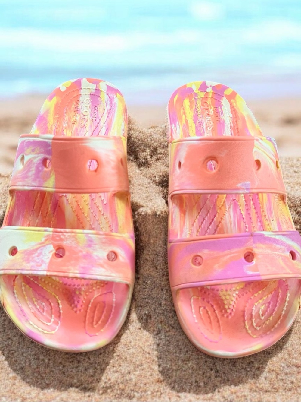 Crocs Classic Marbled 2-Strap Slide Sandal in the Papaya/Multi colorway / Size 5